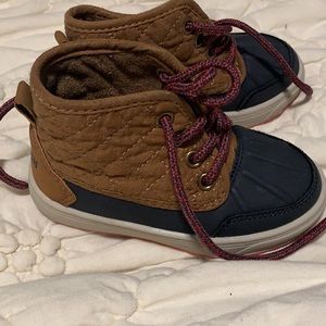 Oshkosh Toddler boy boots size 6